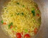 Foto langkah ke 2 dari resep 340. Mie rebus sayur instan.