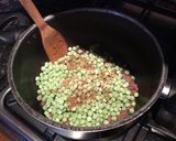 A picture of step 1 of Bazella (Mince with peas and rice).