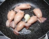 Foto del passaggio 3 della ricetta Calamari ripieni al sugo