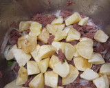 Foto del paso 3 de la receta: Carne de lata con patatas