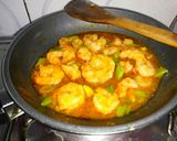 Foto langkah ke 4 dari resep Udang asam manis pedes praktis.
