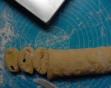 Foto langkah ke 6 dari resep Roti Gulung Keju kismis.