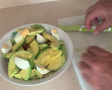 Foto del paso 2 de la receta: Ensalada de aguacate, tomate, pepino y anchoas