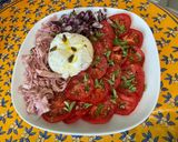 Une image de l'étape 11 de Salade de tomates à l'oignon rouge, jambon blanc, basilic et burrata.