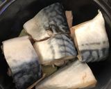 Hình bước làm 2 của món Cá nục - mackerel kho cà chua và thơm