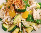 รูปขั้นตอนการทำที่ 4 ของ ผัดซูกินี่อกไก่ฉีก คีโต