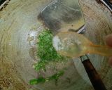 Foto langkah ke 3 dari resep Nasi Telur Ceplok Dengan Scallion Oil.
