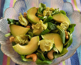 Foto del paso 4 de la receta: Ensalada de canónigos con aguacate, anacardos y guacamole