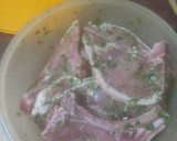 Foto del paso 1 de la receta: Chuletas de cerdo adobadas con papas arrugás y salsa