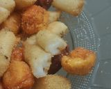 Hình bước làm 3 của món LẮC BỘT PHÔ MAI với Tokbokki,chả tôm, xúc xích