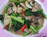 รูปขั้นตอนการทำที่ 3 ของ คะน้าหมูกรอบนมสด