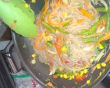 Foto del paso 4 de la receta: Vegetales salteados con fideos de arroz