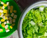 Foto langkah ke 1 dari resep Tumis Tahu Sawi Keriting.