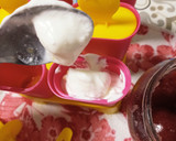 Foto del paso 4 de la receta: Palitos helados de yogurt griego y mermeladas