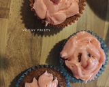 Foto langkah ke 7 dari resep Simple Cupcakes with icing vanilla flower decoration ala Venny.