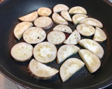 Foto del paso 1 de la receta: Ensalada templada de berenjena y pollo