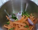 Foto del passaggio 2 della ricetta Minestra di Riso e Funghi con Scarti di Verdure
