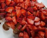 Foto del paso 3 de la receta: Postre borrachito de vainillas con dulce de leche, crema y frutillas 🍓