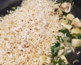 Foto del paso 2 de la receta: Arroz integral salteado con espinacas, champiñones