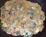 Foto langkah ke 3 dari resep Telur dadar daun singkong.