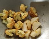 A picture of step 4 of Katla Cauliflower Curry.