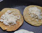 Foto del paso 6 de la receta: Pancakes de maíz🌽 con queso y miel de panela🫓🍯🧀