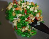 Foto langkah ke 3 dari resep Oseng Bunga Bawang Dan Tahu.