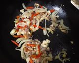 Foto langkah ke 2 dari resep Telur ceplok pedas manis.