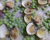 Foto del paso 4 de la receta: Merluza en salsa verde con espárragos, almejas y huevo duro