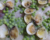 Foto del paso 4 de la receta: Merluza en salsa verde con espárragos, almejas y huevo duro
