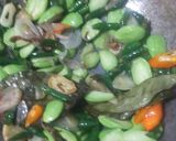 Foto langkah ke 3 dari resep 1040. Tumis Cumi Asin Cabe Ijo Pete.