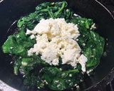 Foto del paso 3 de la receta: Popeye alla Piamontese(salteado de espinacas y ricotta)