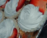 صورة لخطوة 2 من وصفة تارتولات الفراولة 🍓 بكريمة الباتيسيار 🥧😋