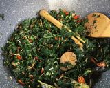 Foto langkah ke 2 dari resep Tumis kale teri medan pedas.