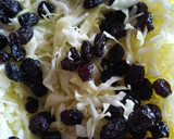 Foto del paso 2 de la receta: Ensalada de repollo y pasas de uva 🍇
