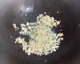 Foto langkah ke 5 dari resep Tumis Wortel Bawang Putih.