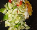 Foto langkah ke 3 dari resep Tumis Timun Telur.