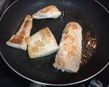 Foto del paso 1 de la receta: Filetes de Dorado con Penne Rigate, Morrones y Aceitunas