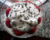 Foto del paso 4 de la receta: Copa de fresas con nata