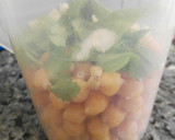 Foto del paso 1 de la receta: Hummus de perejil, albahaca y piñones
