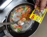 A picture of step 4 of Butter fry maggi with veggies.