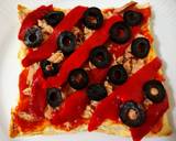 Foto del paso 4 de la receta Pizza fría de atún con pimientos y aceitunas en base de hojaldre