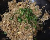 Foto langkah ke 2 dari resep Nasi Goreng Teri Daun Ketumbar.