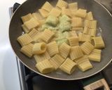 Foto del passaggio 7 della ricetta Mezzi Paccheri Ondulati con Vongole, Crema di Asparagi, Datterini Confit e Basilico Fritto