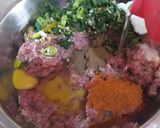 A picture of step 1 of Kachy qeemy ke kabab.