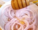 Foto del paso 1 de la receta: Carpaccio de tomate con cebolla morada encurtida