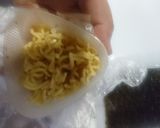 Foto langkah ke 3 dari resep Indomie Onigiri Viral (sangat mudah membuatnya).