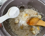 Foto del paso 4 de la receta: Arroz al ajo dorado