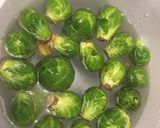 รูปขั้นตอนการทำที่ 1 ของ กะหล่ำดาวอบชีสroasted brussel sprouts