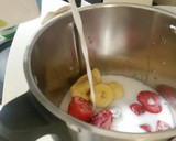 Foto del paso 3 de la receta: Batido refrescante de fresa y plátano vegano 🍓